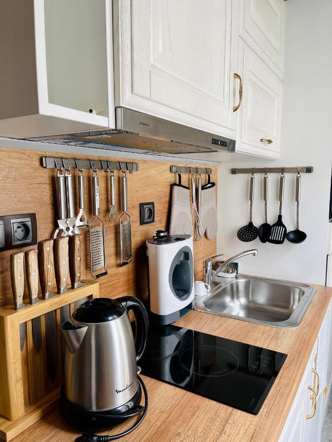 Pleasure Little Treasure - Montmartre Appartement
